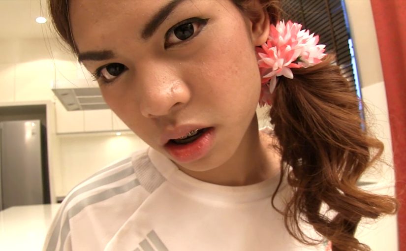 Asya Ladyboy Teen Kitty içinde bir futbol üniformalı anal doldurulmuş