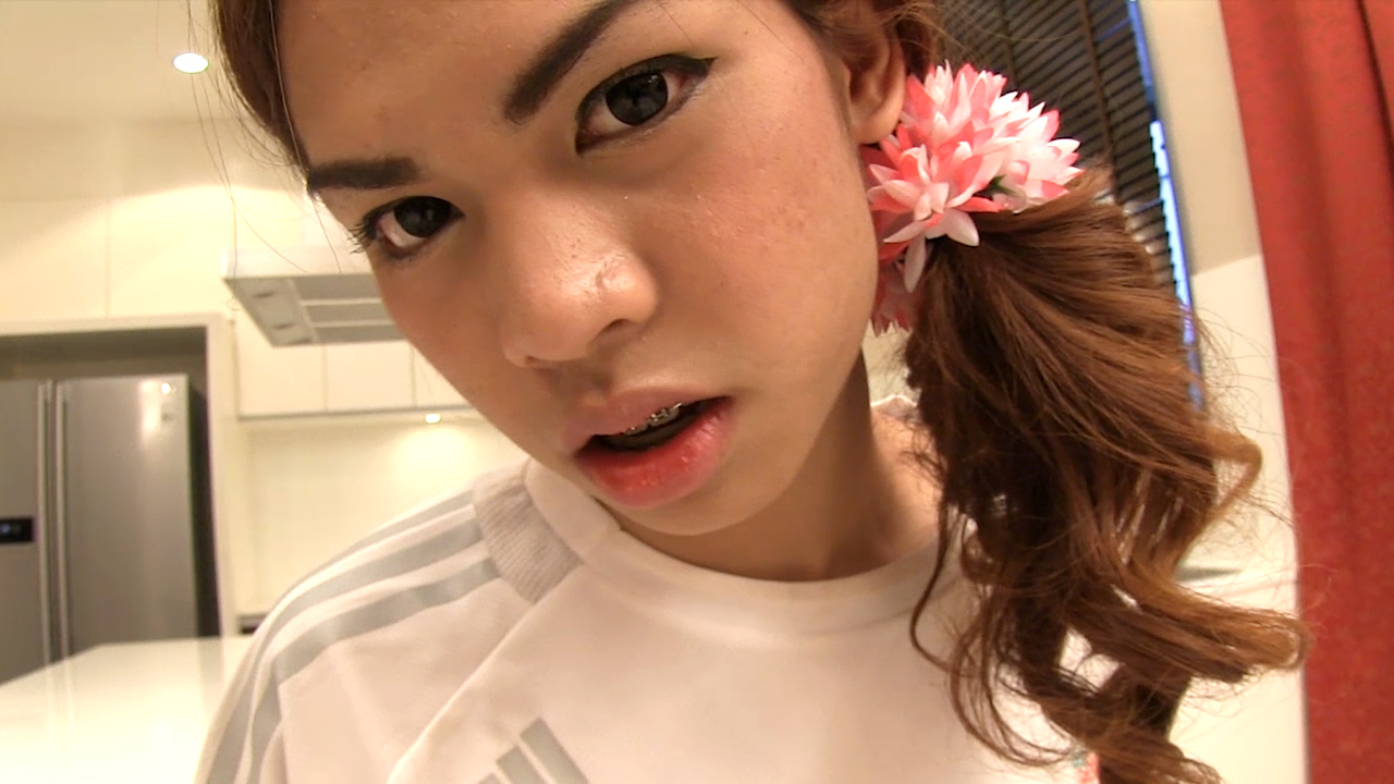 Asya Ladyboy Teen Kitty içinde bir futbol üniformalı anal doldurulmuş